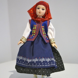 Strój łemkowski, lalka porcelanowa, wys. 20 cm.