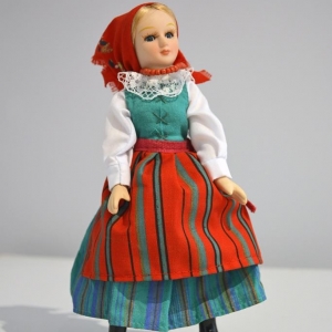 Strój sannicki, lalka porcelanowa, wys. 20 cm.