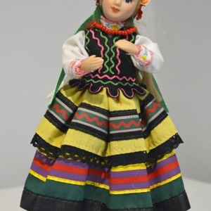 Strój krzczonowski (lubelski), lalka porcelanowa, wys. 20 cm.