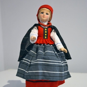Strój radomski, lalka porcelanowa, wys. 20 cm. 